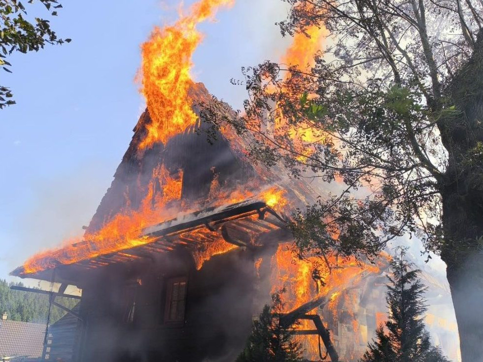 Na snímke požiar, ktorý zachvátil penzióny v Zázrivej.
