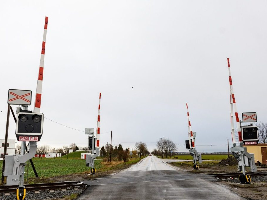 Na ilustračnej snímke železničné priecestie.