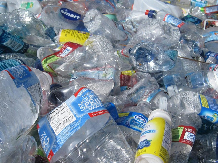 Na snímke sú plastové fľaše.