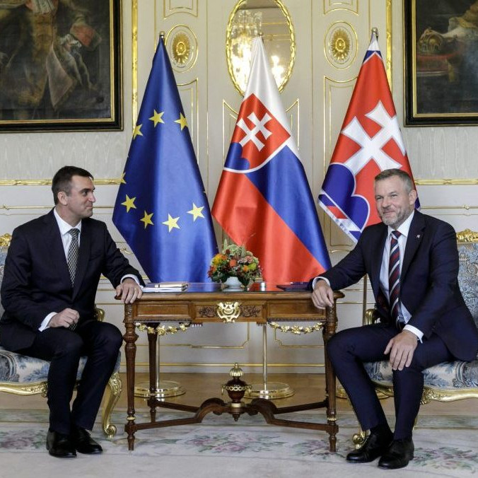 Prezident Peter Pellegrini (vpravo) a predseda SAV Martin Venhart.