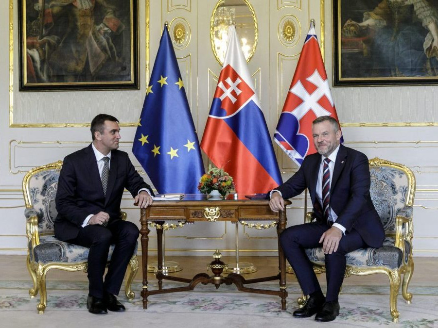 Prezident Peter Pellegrini (vpravo) a predseda SAV Martin Venhart.