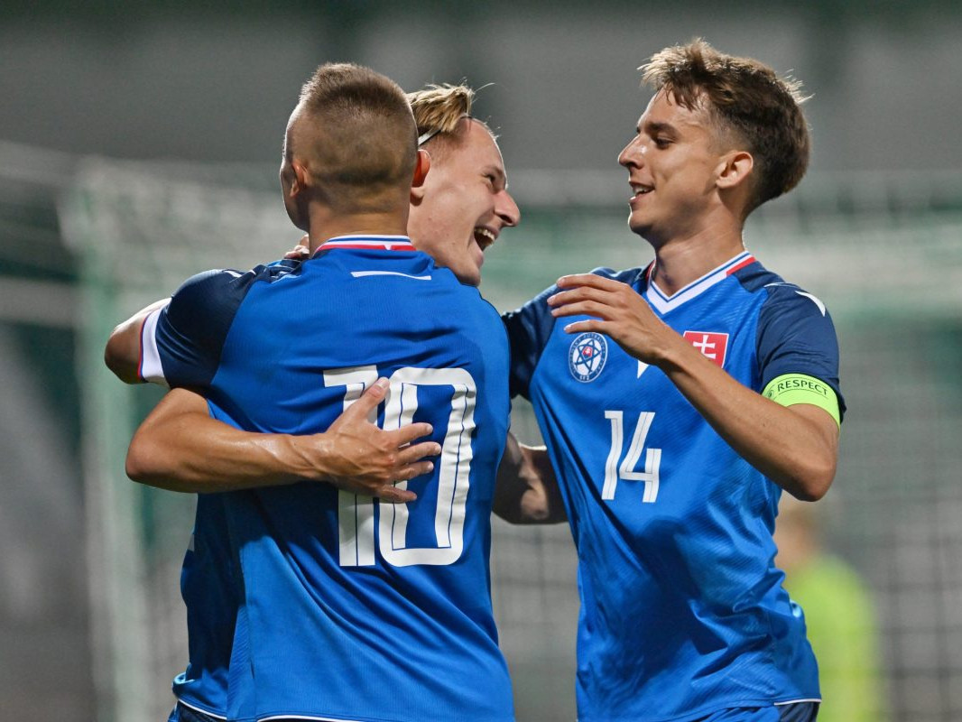 Slováci oslavujú gól.