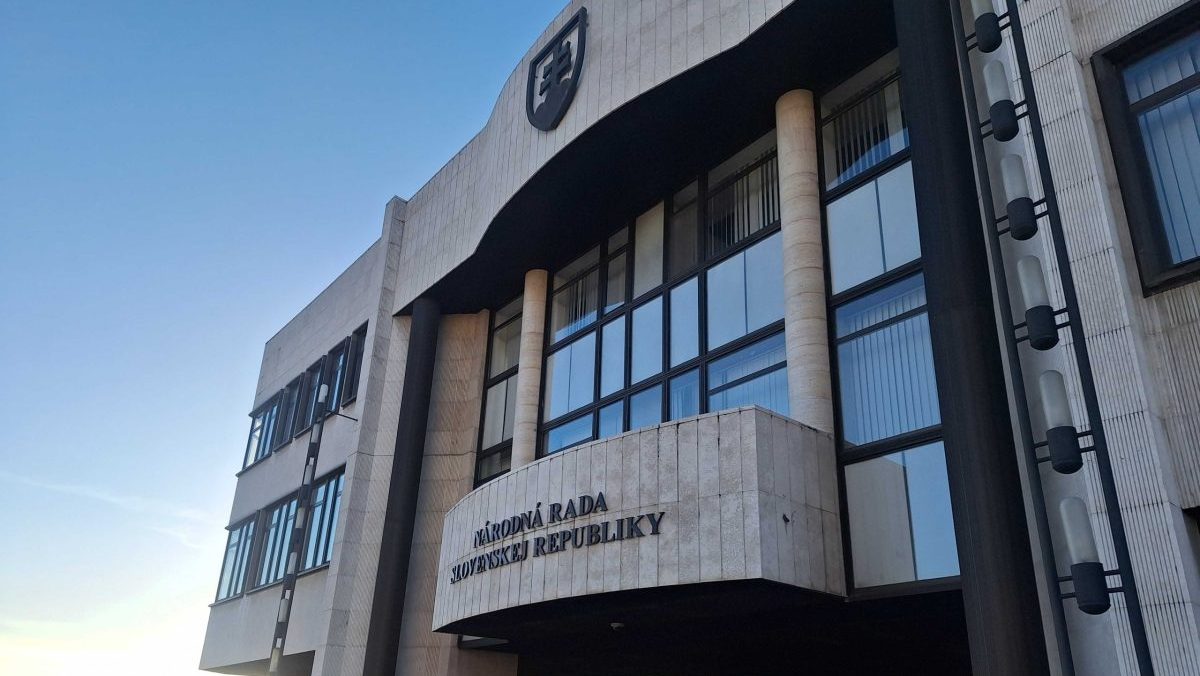 Voľno mala 8. m&aacute;ja aj N&aacute;rodn&aacute; rada SR. Zru&scaron;enie dňa pracovn&eacute;ho pokoja podľa opoz&iacute;cie prinieslo namiesto mili&oacute;nov chaos