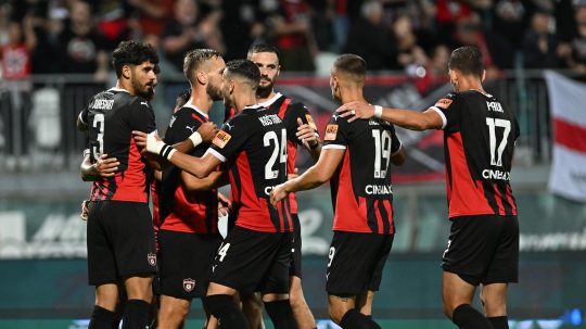Futbalisti Trnavy oslavujú gól.