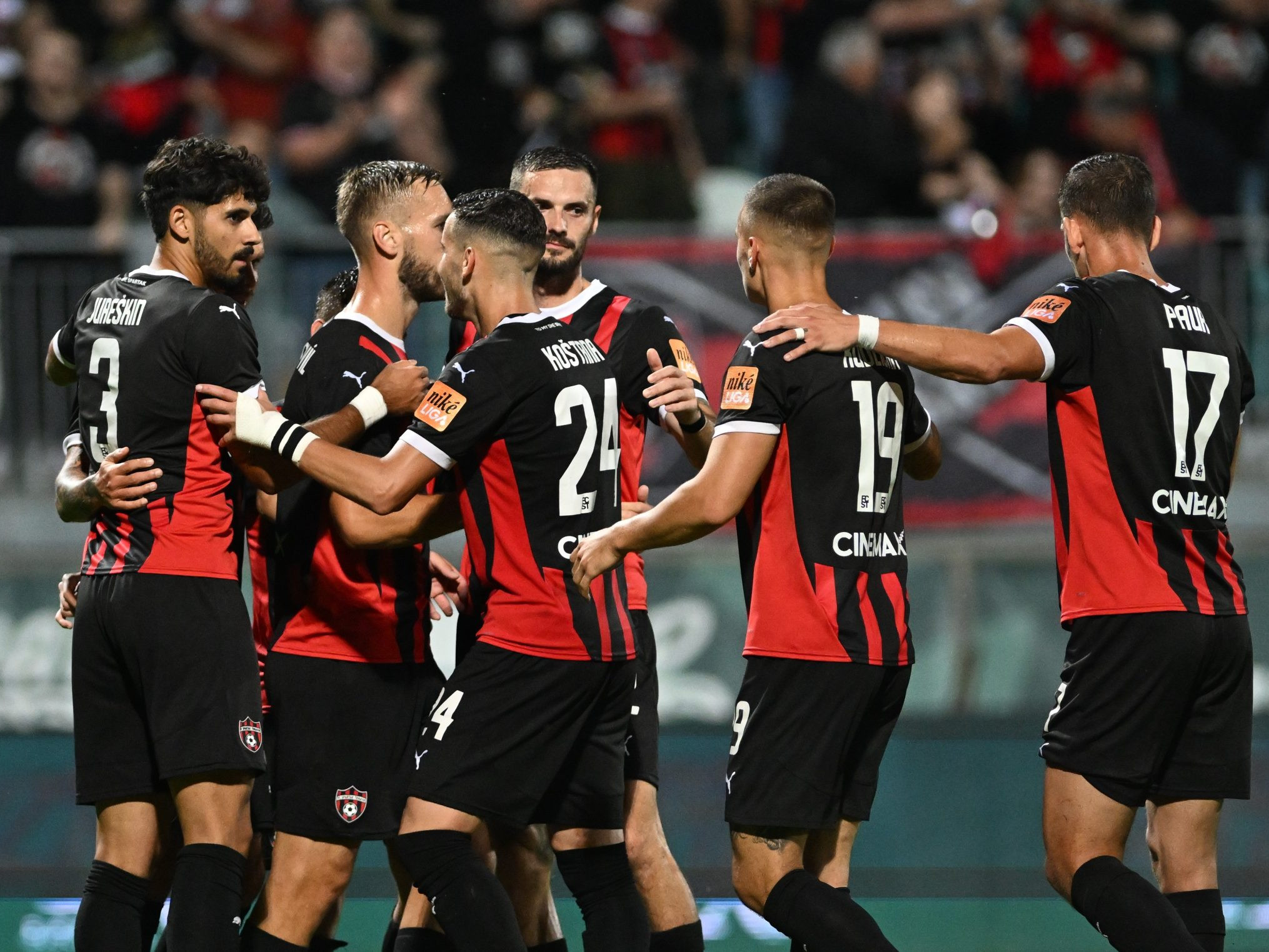 Futbalisti Trnavy oslavujú gól.