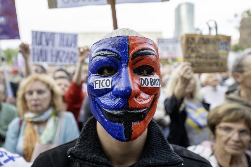 Na snímke transperenty počas protestu opozičného hnutia Progresívne Slovensko proti konsolidácii v Bratislave