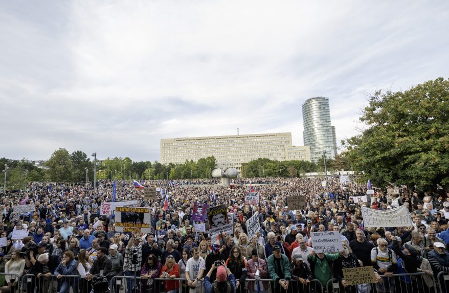 Na snímke transperenty počas protestu opozičného hnutia Progresívne Slovensko proti konsolidácii v Bratislave