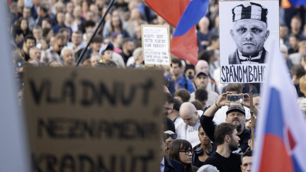 Na snímke transperenty počas protestu opozičného hnutia Progresívne Slovensko proti konsolidácii v Bratislave
