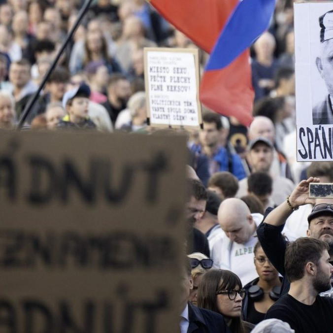 Na snímke transperenty počas protestu opozičného hnutia Progresívne Slovensko proti konsolidácii v Bratislave