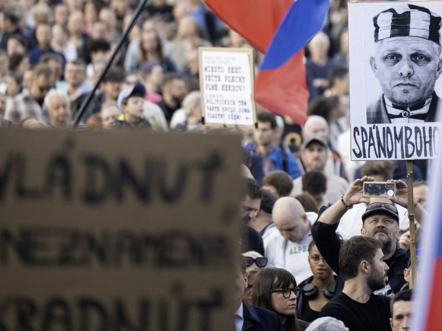 Na snímke transperenty počas protestu opozičného hnutia Progresívne Slovensko proti konsolidácii v Bratislave