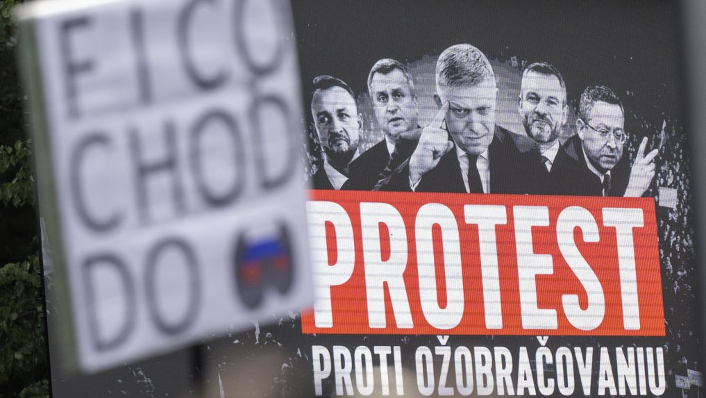Na snímke transperenty počas protestu opozičného hnutia Progresívne Slovensko proti konsolidácii v Bratislave