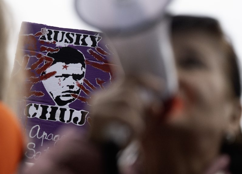 Na snímke transperenty počas protestu opozičného hnutia Progresívne Slovensko proti konsolidácii v Bratislave