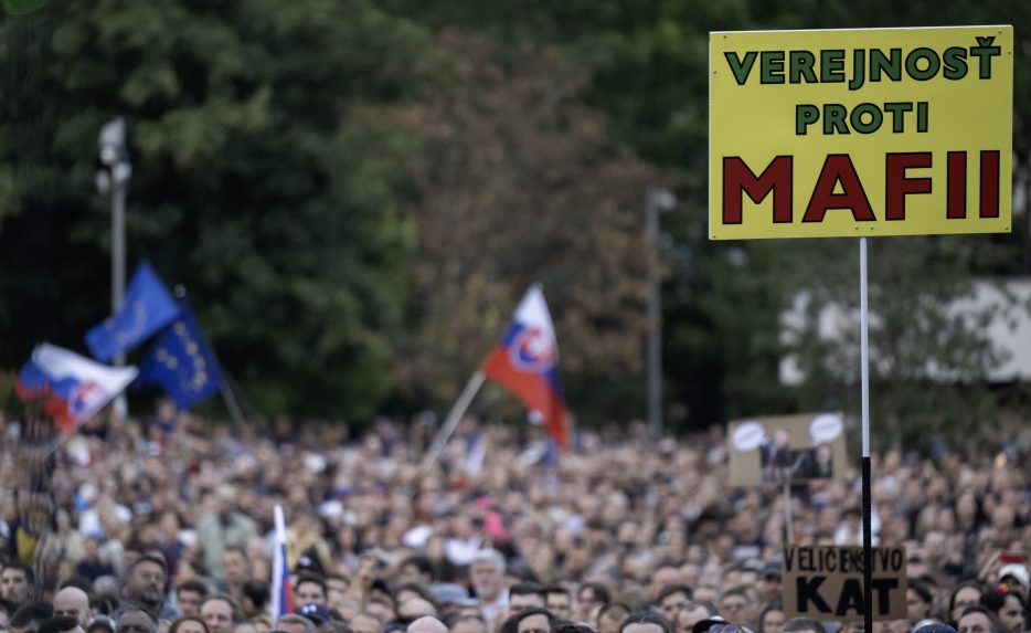 Na snímke transperenty počas protestu opozičného hnutia Progresívne Slovensko proti konsolidácii v Bratislave