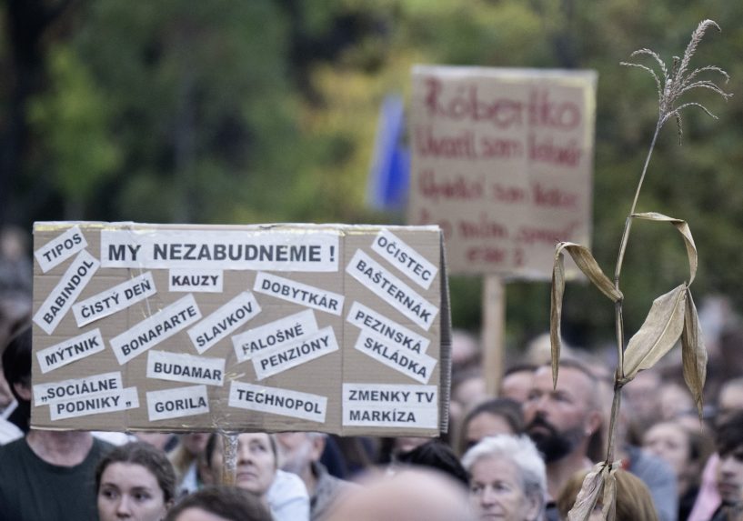 Na snímke transperenty počas protestu opozičného hnutia Progresívne Slovensko proti konsolidácii v Bratislave