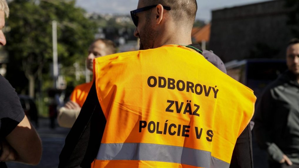 Na snímke odborári z Odborového zväzu polície (OZP) v SR sa zhromaždili pred budovou parlamentu.