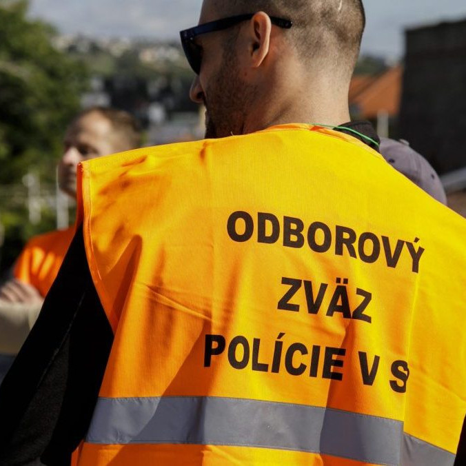Na snímke odborári z Odborového zväzu polície (OZP) v SR sa zhromaždili pred budovou parlamentu.