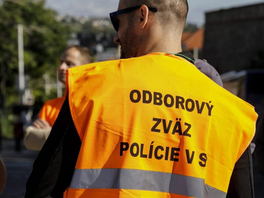 Na snímke odborári z Odborového zväzu polície (OZP) v SR sa zhromaždili pred budovou parlamentu.