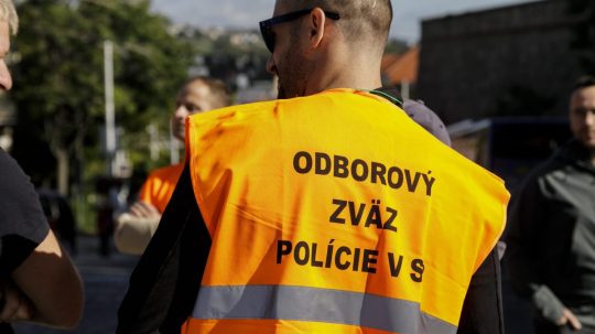Na snímke odborári z Odborového zväzu polície (OZP) v SR sa zhromaždili pred budovou parlamentu.