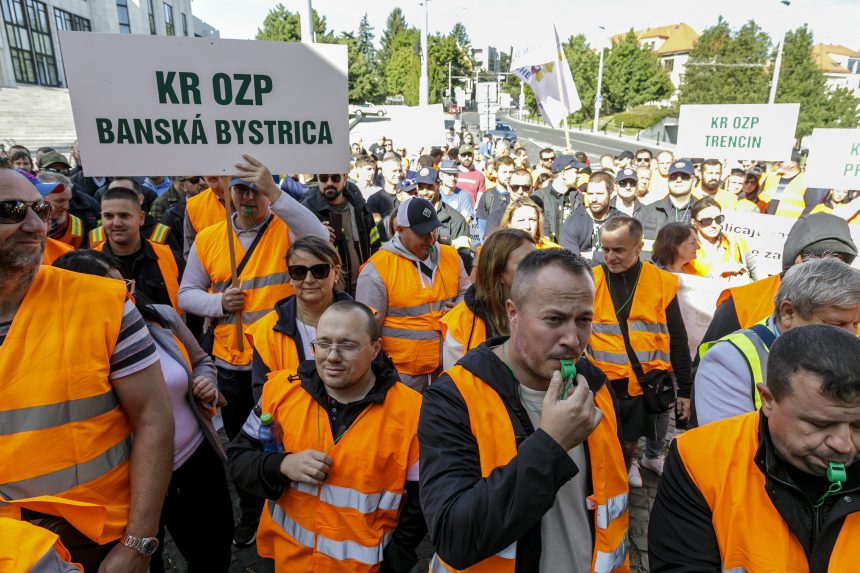 Na snímke odborári z Odborového zväzu polície (OZP) v SR sa zhromaždili pred budovou Národnej rady SR.