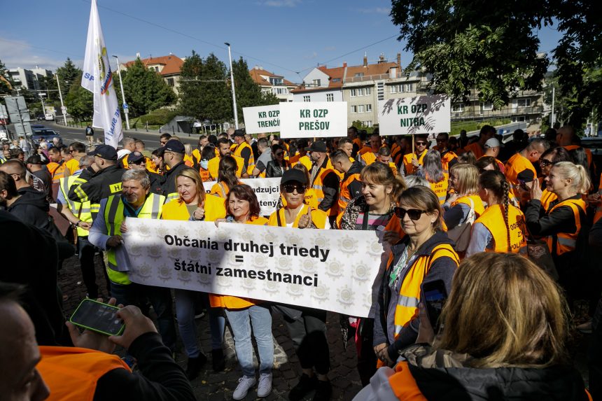Na snÃƒÂ­mke odborÃƒÂ¡ri z OdborovÃƒÂ©ho zvÃƒÂ¤zu polÃƒÂ­cie (OZP) v SR sa zhromaÃ…Â¾dili pred budovou NÃƒÂ¡rodnej rady SR.