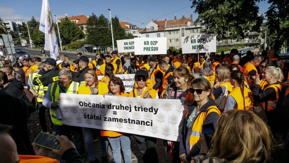 Na snímke odborári z Odborového zväzu polície (OZP) v SR sa zhromaždili pred budovou Národnej rady SR.