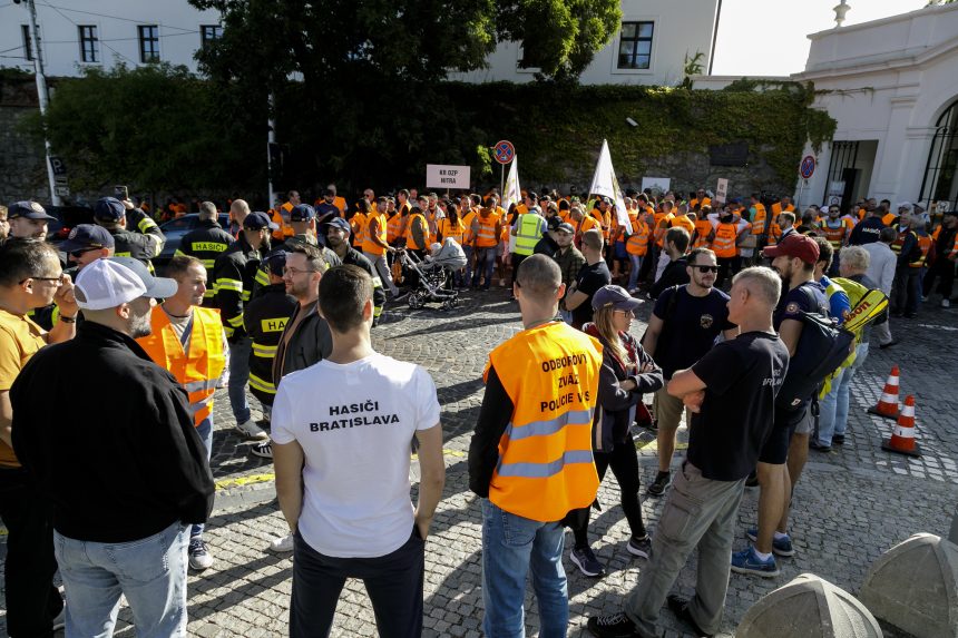 Na snÃƒÂ­mke odborÃƒÂ¡ri z OdborovÃƒÂ©ho zvÃƒÂ¤zu polÃƒÂ­cie (OZP) v SR sa zhromaÃ…Â¾dili pred budovou NÃƒÂ¡rodnej rady SR.