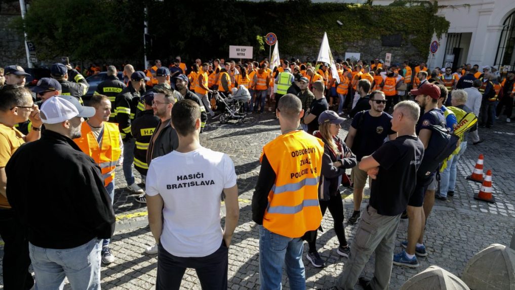 Na snímke odborári z Odborového zväzu polície (OZP) v SR sa zhromaždili pred budovou Národnej rady SR.