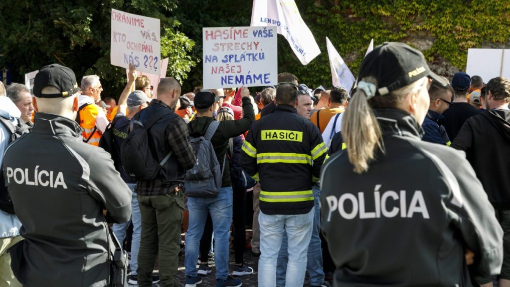 Na snímke odborári z Odborového zväzu polície (OZP) v SR a hasiči sa zhromaždili pred budovou Národnej rady SR v Bratislave.
