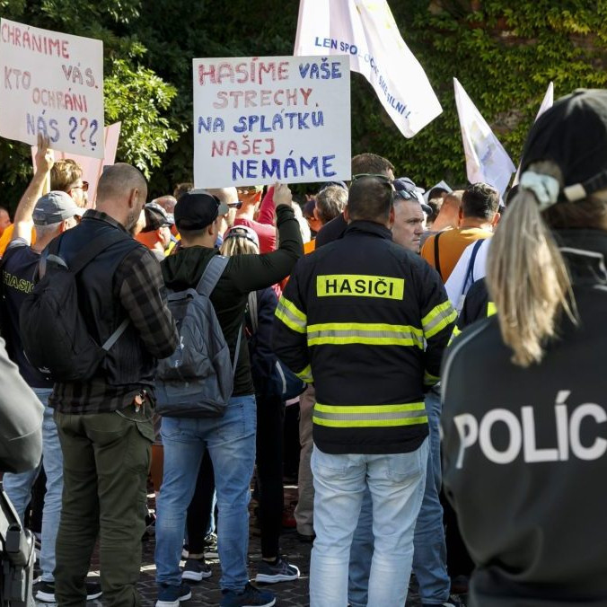 Na snímke odborári z Odborového zväzu polície (OZP) v SR a hasiči sa zhromaždili pred budovou Národnej rady SR v Bratislave.