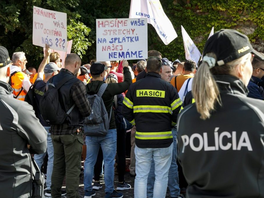 Na snímke odborári z Odborového zväzu polície (OZP) v SR a hasiči sa zhromaždili pred budovou Národnej rady SR v Bratislave.