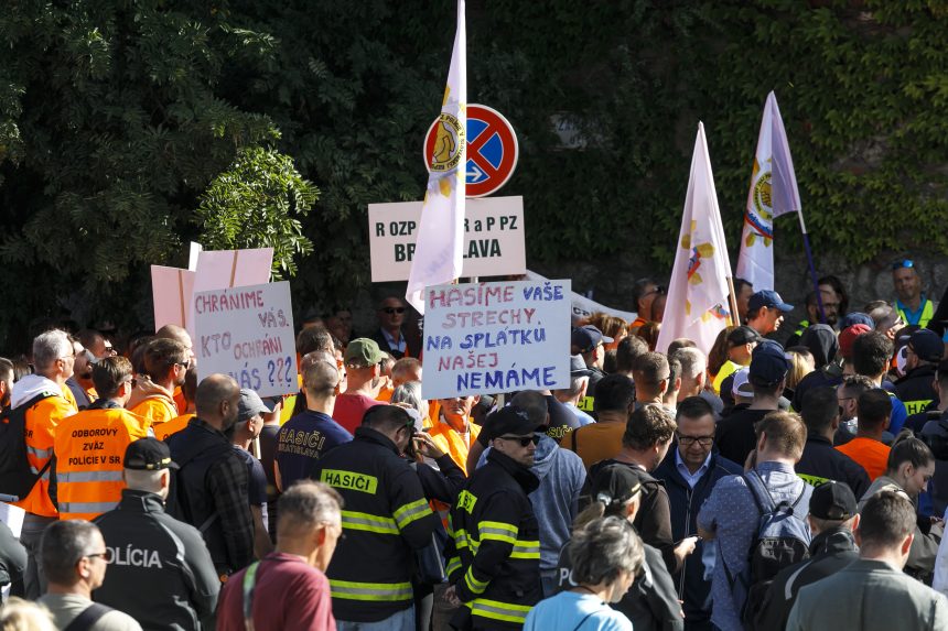 Na snÃƒÂ­mke hasiÃ„Âi a odborÃƒÂ¡ri z OdborovÃƒÂ©ho zvÃƒÂ¤zu polÃƒÂ­cie (OZP) v SR sa zhromaÃ…Â¾dili pred budovou NÃƒÂ¡rodnej rady SR.
