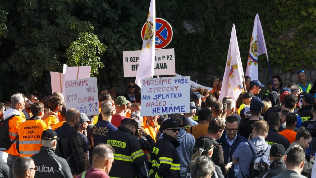 Na snímke hasiči a odborári z Odborového zväzu polície (OZP) v SR sa zhromaždili pred budovou Národnej rady SR.