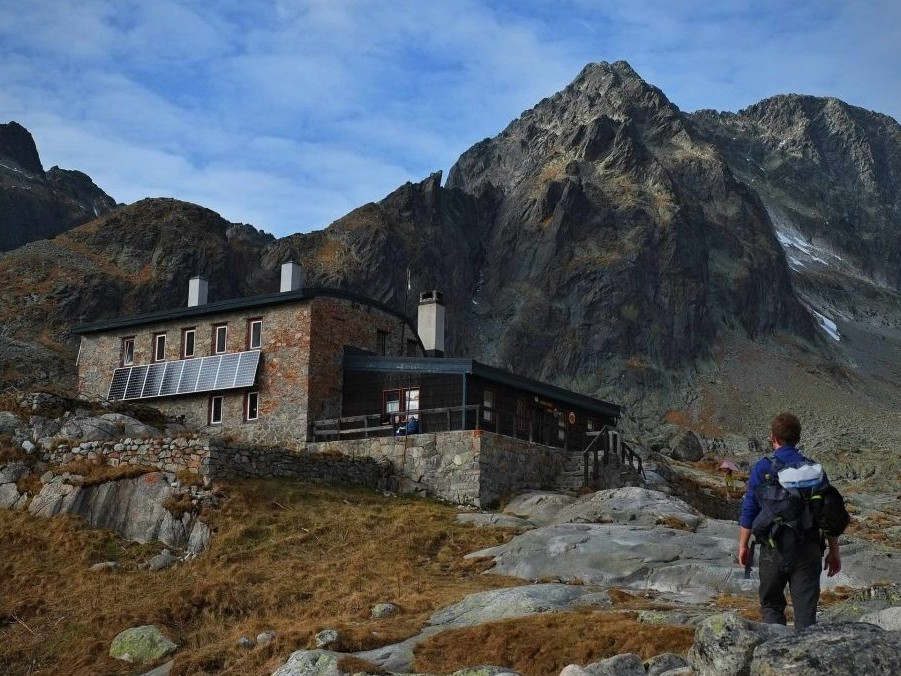 Turista smeruje k Téryho chate.