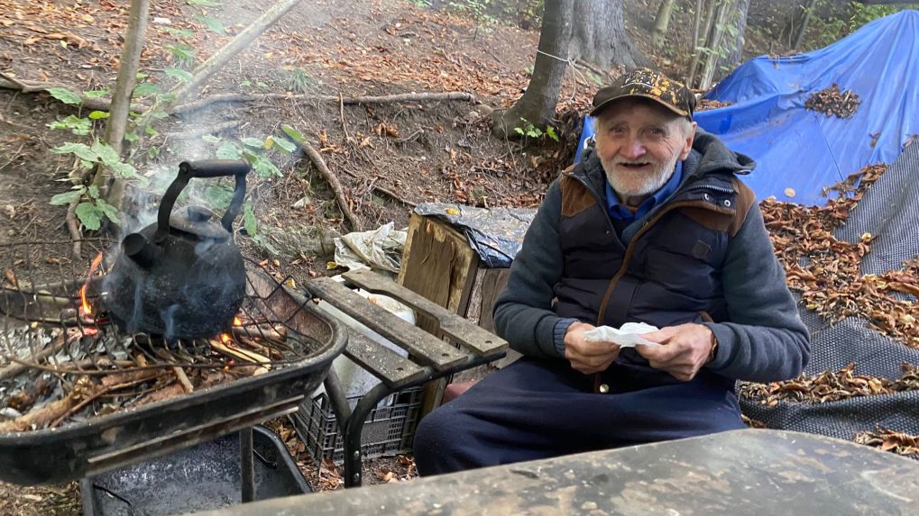 Na ulicu sa dostal po smrti ženy, deťom rozdal všetko, čo mal. Muž bez domova na Spiši oslávil nevídané jubileum
