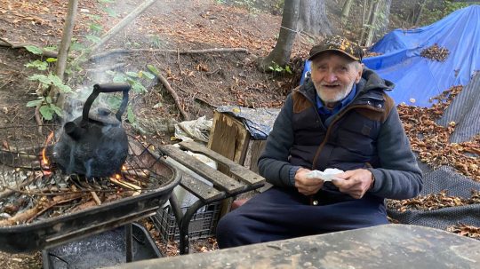 Na ulicu sa dostal po smrti ženy, deťom rozdal všetko, čo mal. Muž bez domova na Spiši oslávil nevídané jubileum
