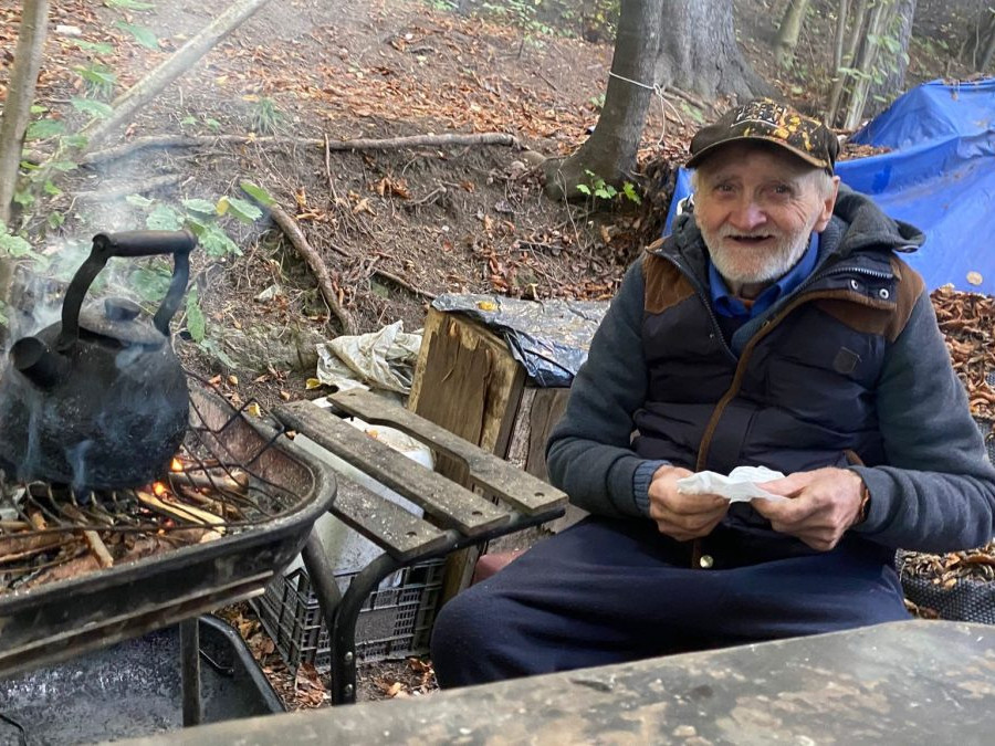 Na ulicu sa dostal po smrti ženy, deťom rozdal všetko, čo mal. Muž bez domova na Spiši oslávil nevídané jubileum
