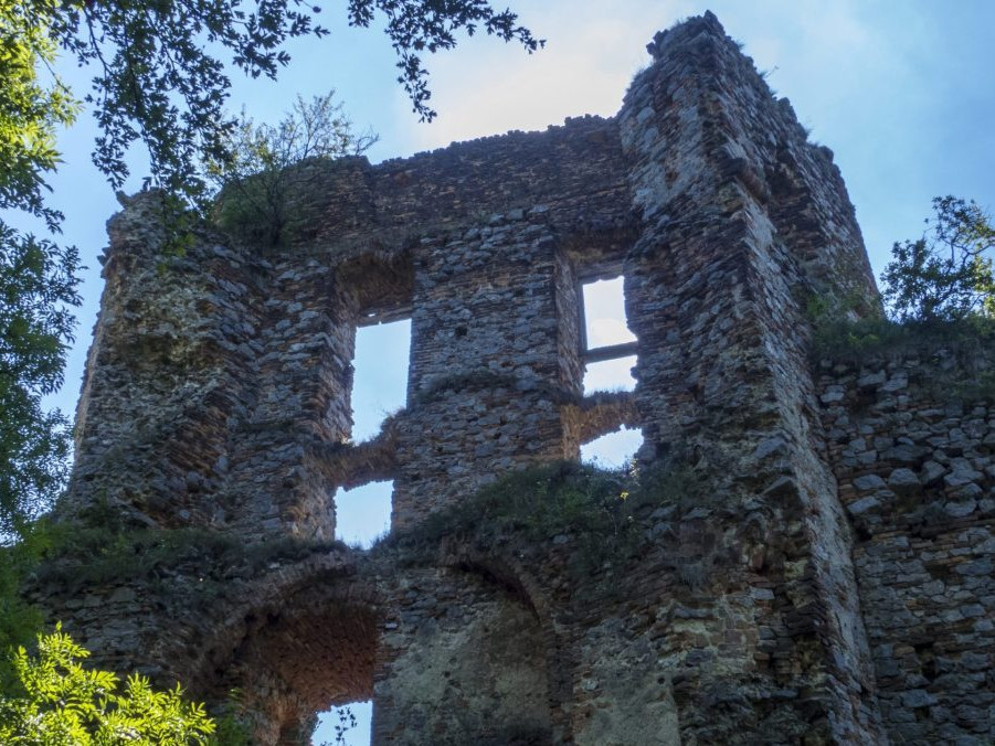 Zrúcanina hradu Pajštún na západnom Slovensku.