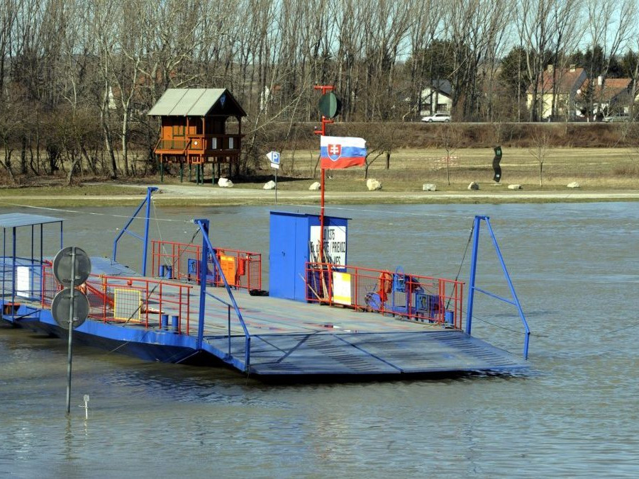 Na snímke pohľad na vyliatu rieku Moravu na vodnom hraničnom priechode s Rakúskom - Záhorská Ves - Angern.