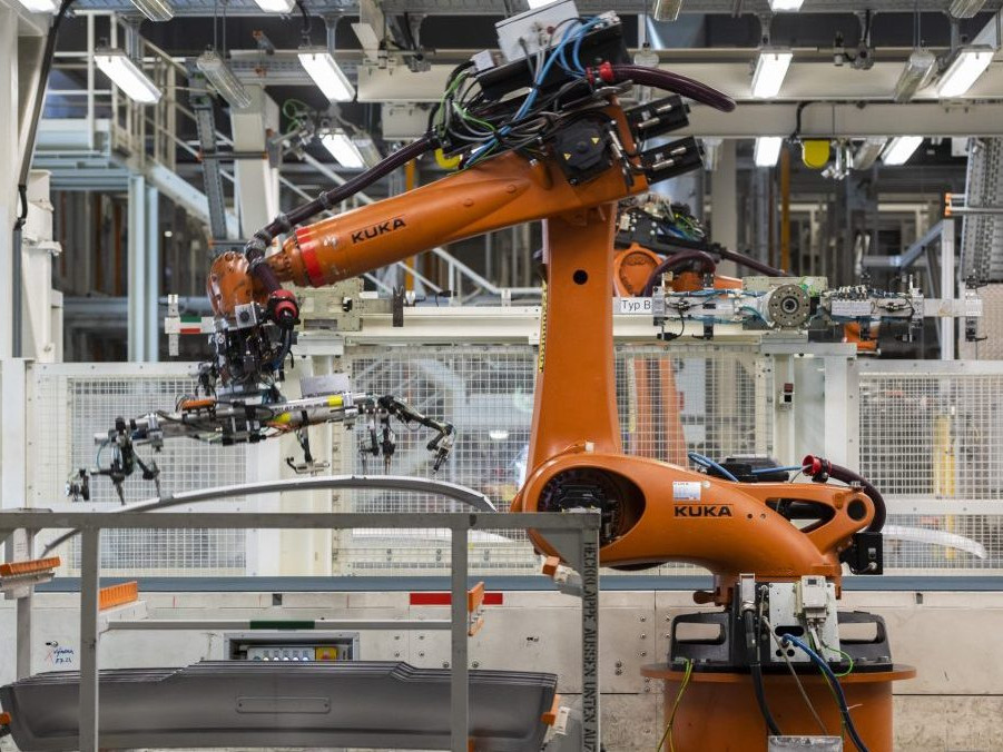 Na snímke lisovňa v závode Volkswagen Slovakia.