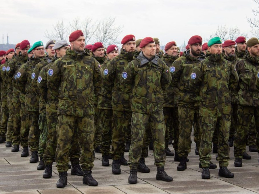 Na snímke českí vojaci.