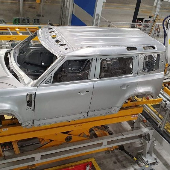 Montážna linka modelu automobilu Land Rover Defender vo výrobnom závode Jaguar Land Rover v Nitre.