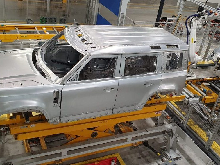 Montážna linka modelu automobilu Land Rover Defender vo výrobnom závode Jaguar Land Rover v Nitre.