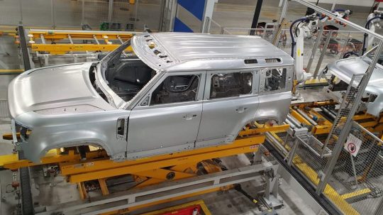 Montážna linka modelu automobilu Land Rover Defender vo výrobnom závode Jaguar Land Rover v Nitre.
