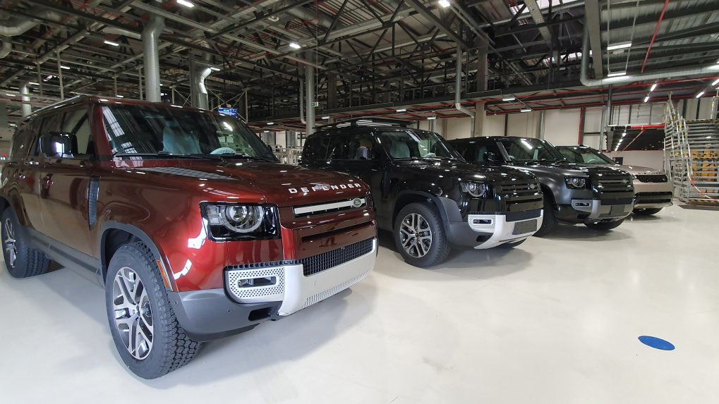 Automobily Land Rover Defender vo výrobnom závode Jaguar Land Rover v Nitre.