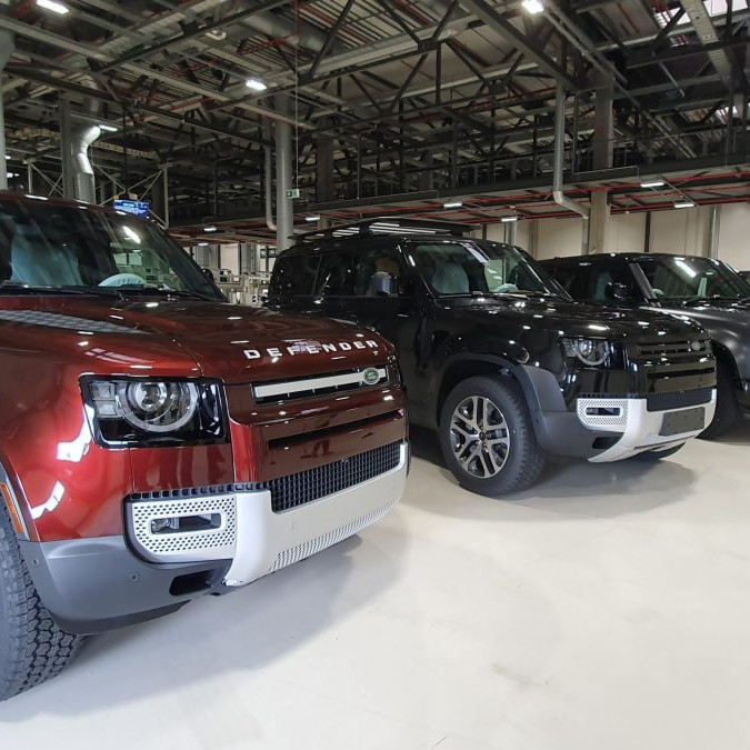 Automobily Land Rover Defender vo výrobnom závode Jaguar Land Rover v Nitre.