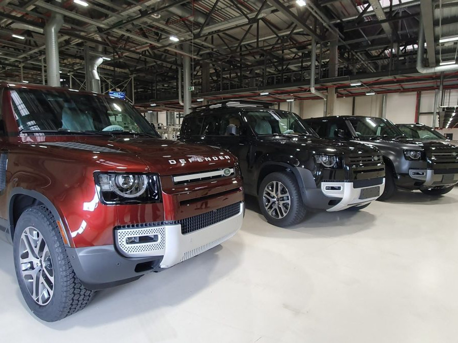 Automobily Land Rover Defender vo výrobnom závode Jaguar Land Rover v Nitre.