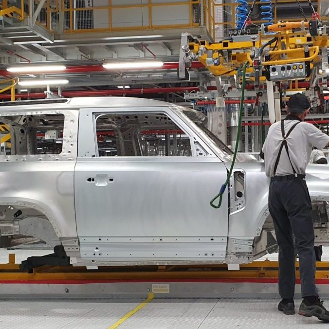 Na snímke zamestnanec obsluhuje montážnu linku modelu automobilu Land Rover Defender.