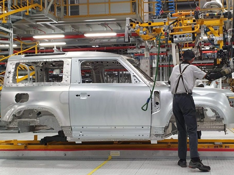 Na snímke zamestnanec obsluhuje montážnu linku modelu automobilu Land Rover Defender.