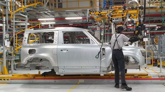 Na snímke zamestnanec obsluhuje montážnu linku modelu automobilu Land Rover Defender.