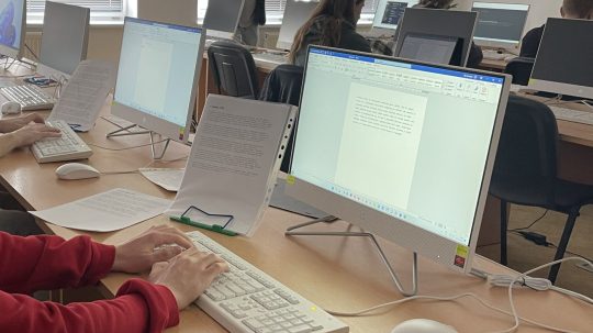 text na počítači